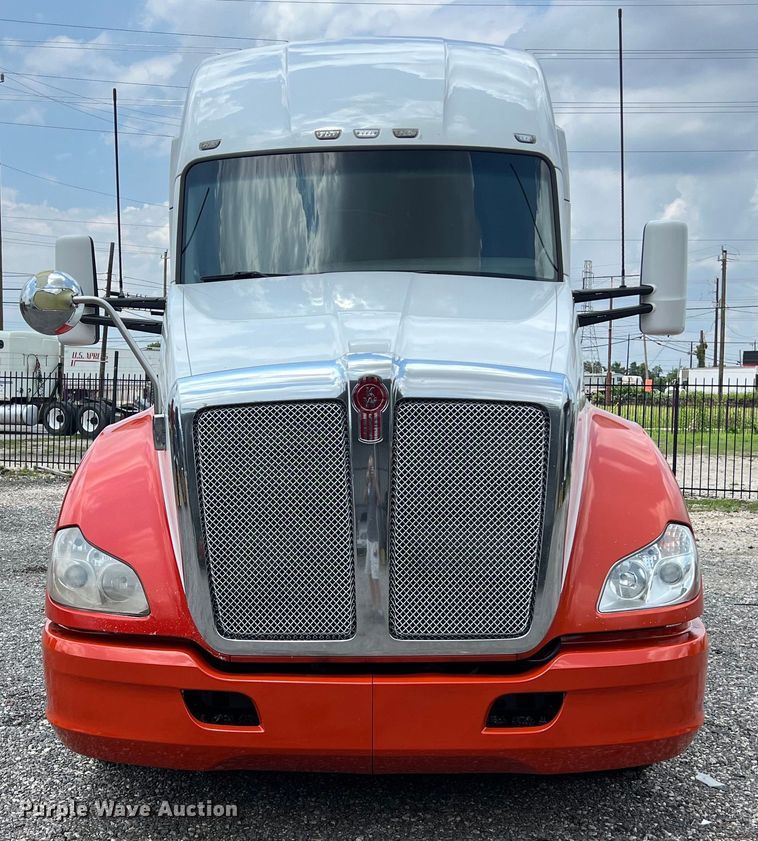image for item LU9916 2017 Kenworth T680 semi truck