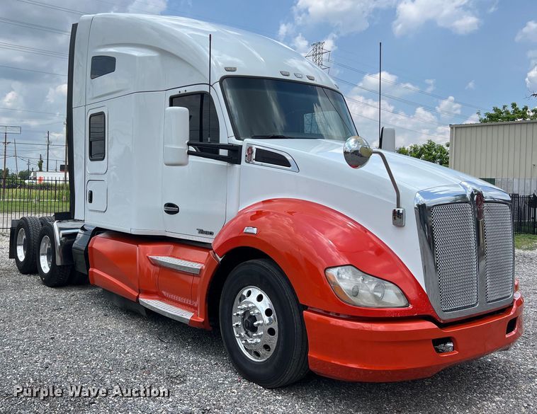 image for item LU9916 2017 Kenworth T680 semi truck