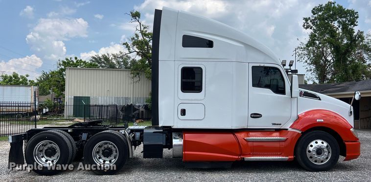 image for item LU9916 2017 Kenworth T680 semi truck