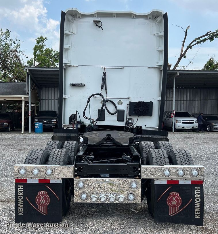 image for item LU9916 2017 Kenworth T680 semi truck