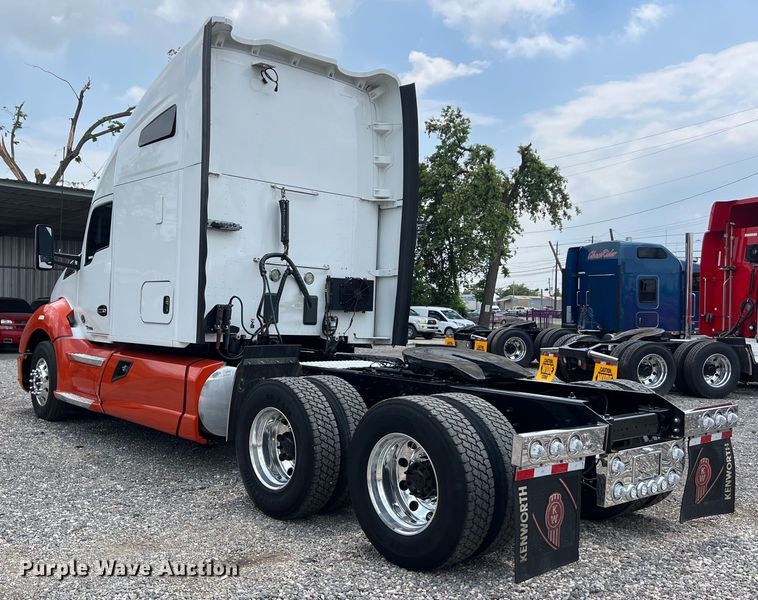 image for item LU9916 2017 Kenworth T680 semi truck