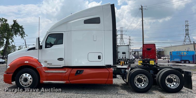 image for item LU9916 2017 Kenworth T680 semi truck