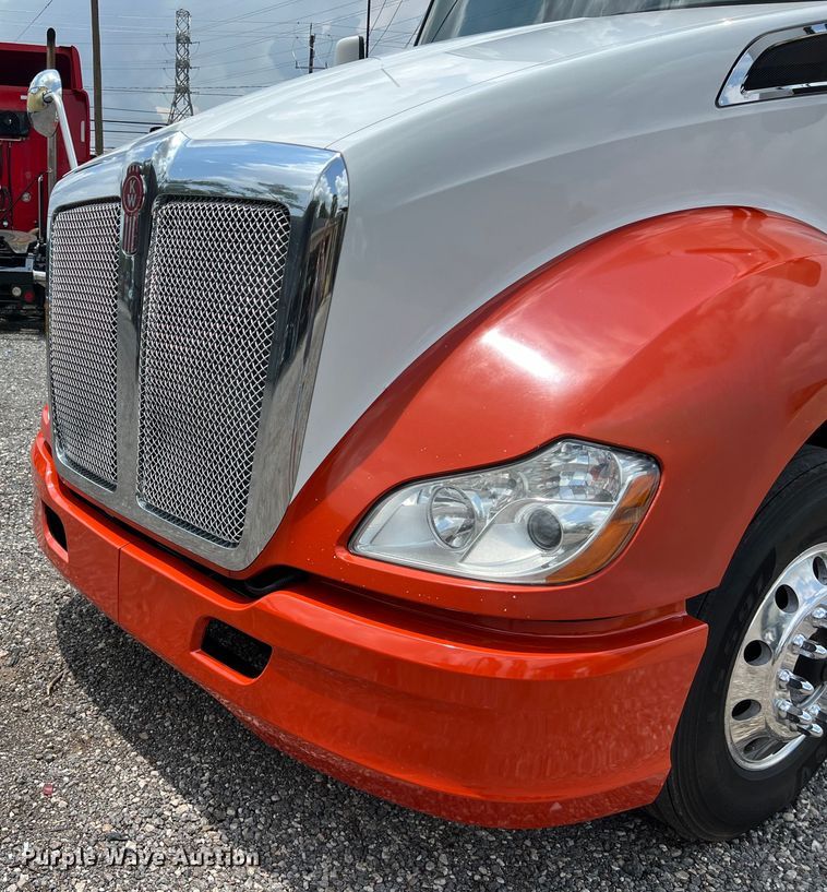 image for item LU9916 2017 Kenworth T680 semi truck