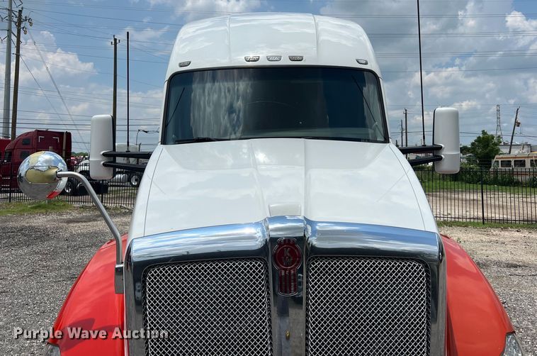 image for item LU9916 2017 Kenworth T680 semi truck
