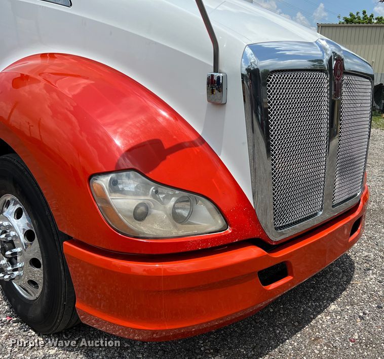 image for item LU9916 2017 Kenworth T680 semi truck
