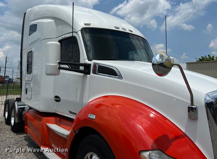 image for item LU9916 2017 Kenworth T680 semi truck