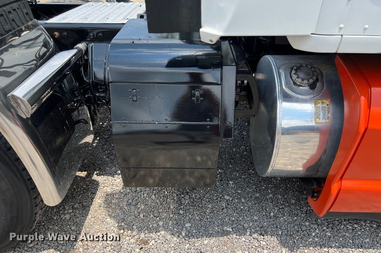 image for item LU9916 2017 Kenworth T680 semi truck