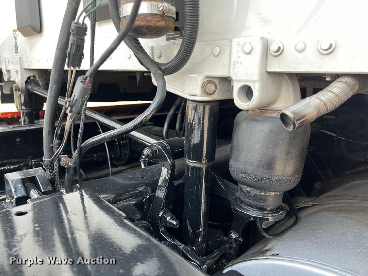 image for item LU9916 2017 Kenworth T680 semi truck