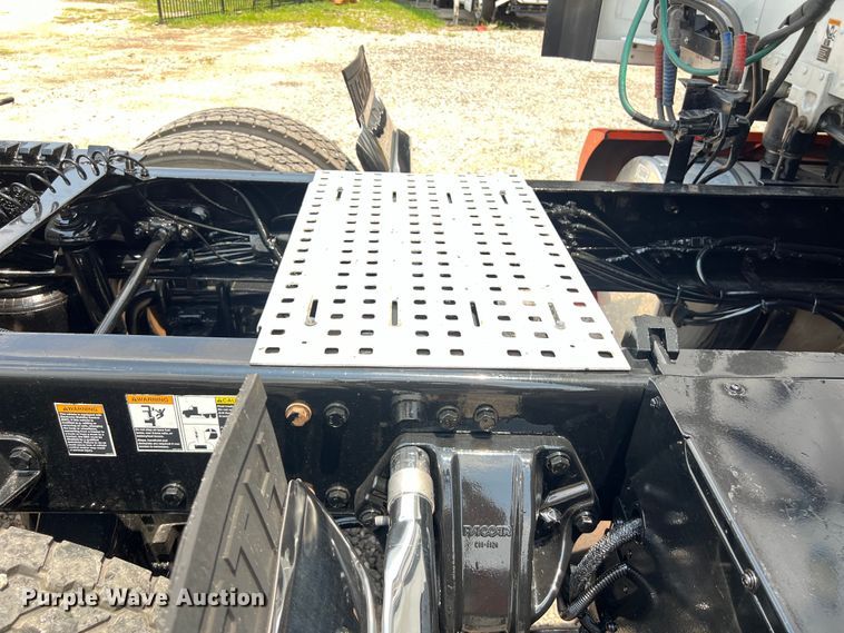 image for item LU9916 2017 Kenworth T680 semi truck