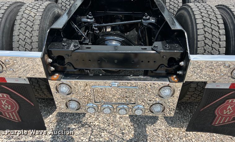 image for item LU9916 2017 Kenworth T680 semi truck