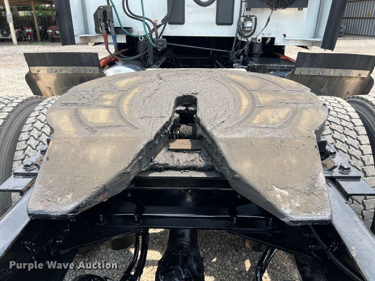 image for item LU9916 2017 Kenworth T680 semi truck