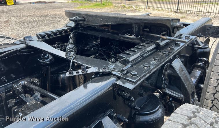 image for item LU9916 2017 Kenworth T680 semi truck