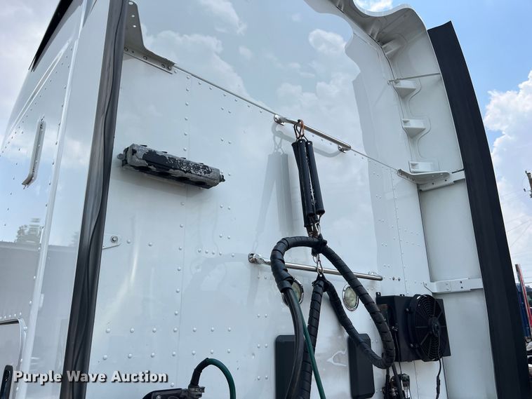 image for item LU9916 2017 Kenworth T680 semi truck