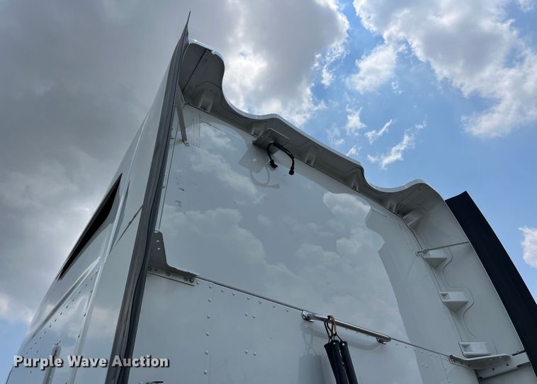 image for item LU9916 2017 Kenworth T680 semi truck