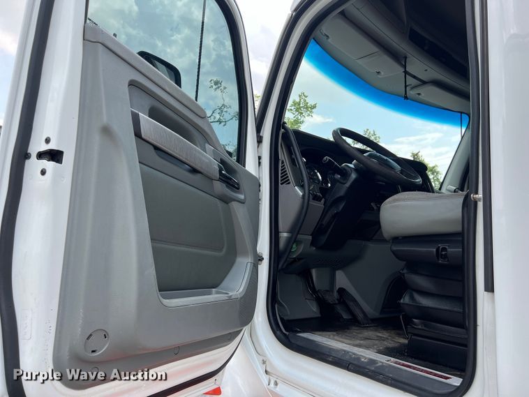 image for item LU9916 2017 Kenworth T680 semi truck