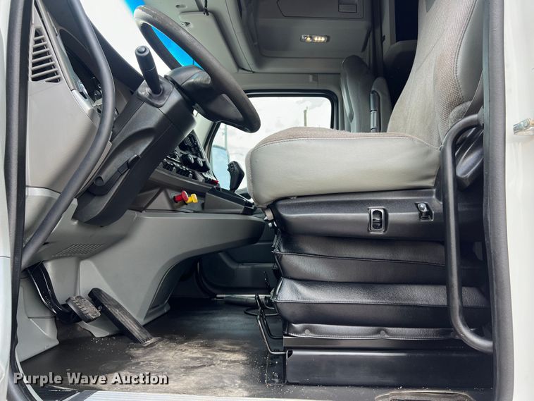 image for item LU9916 2017 Kenworth T680 semi truck