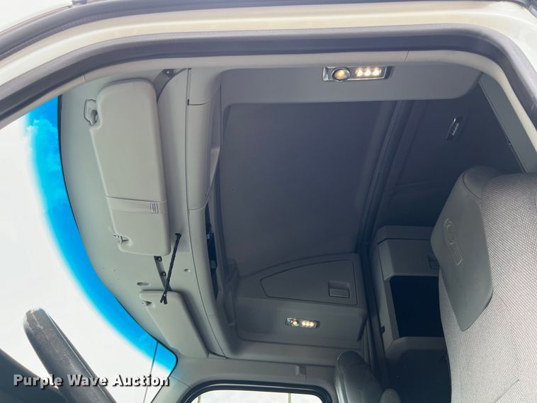 image for item LU9916 2017 Kenworth T680 semi truck