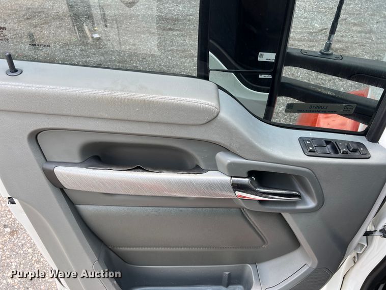 image for item LU9916 2017 Kenworth T680 semi truck