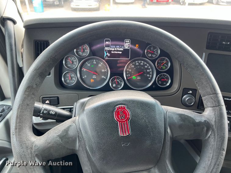 image for item LU9916 2017 Kenworth T680 semi truck