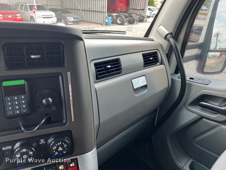 image for item LU9916 2017 Kenworth T680 semi truck