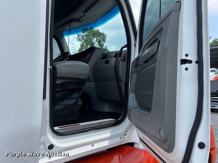 image for item LU9916 2017 Kenworth T680 semi truck