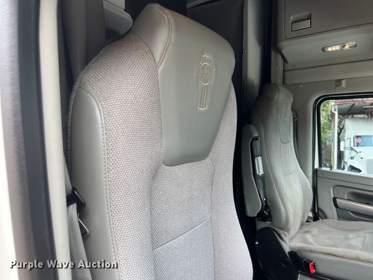 image for item LU9916 2017 Kenworth T680 semi truck