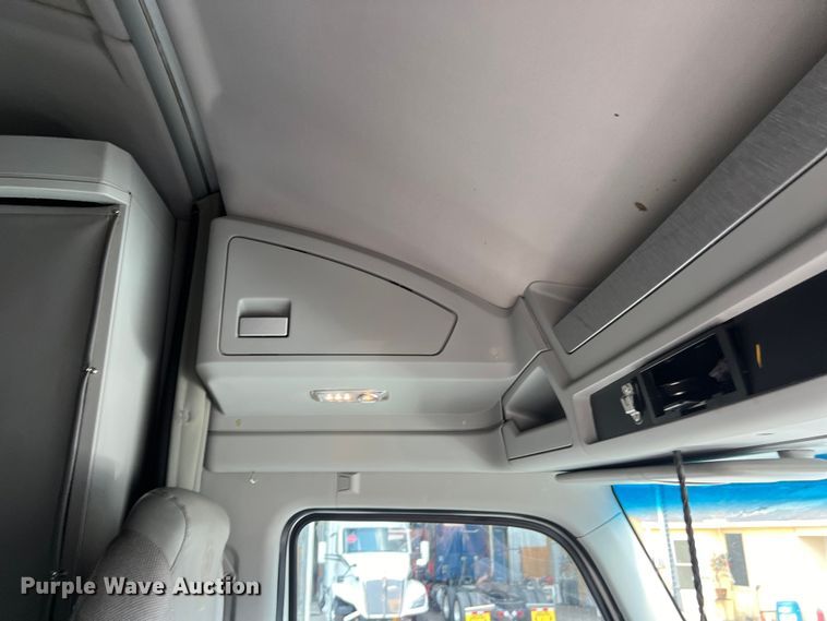 image for item LU9916 2017 Kenworth T680 semi truck