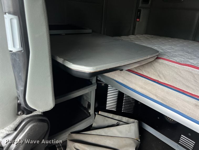 image for item LU9916 2017 Kenworth T680 semi truck