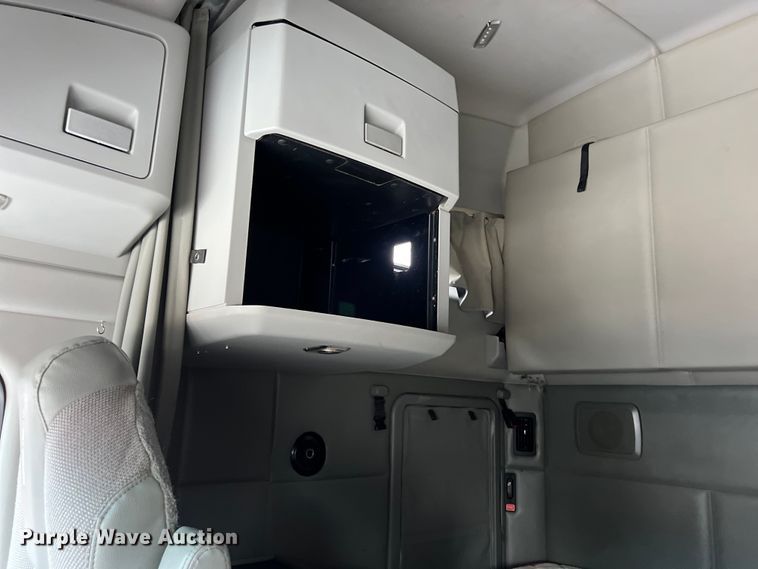 image for item LU9916 2017 Kenworth T680 semi truck