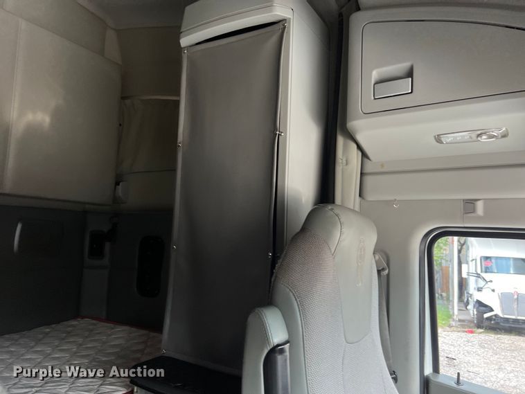 image for item LU9916 2017 Kenworth T680 semi truck