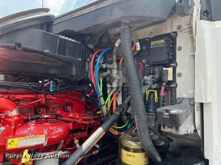 image for item LU9916 2017 Kenworth T680 semi truck