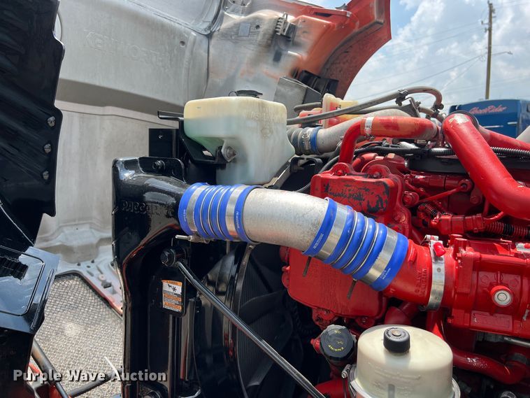 image for item LU9916 2017 Kenworth T680 semi truck