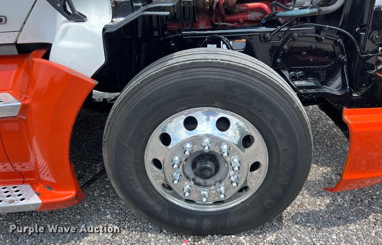 image for item LU9916 2017 Kenworth T680 semi truck