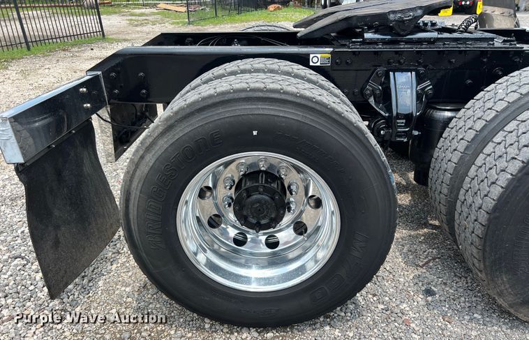 image for item LU9916 2017 Kenworth T680 semi truck