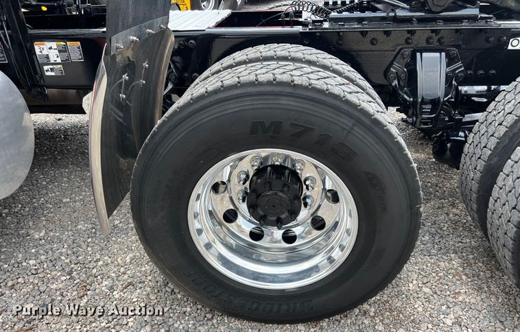 image for item LU9916 2017 Kenworth T680 semi truck