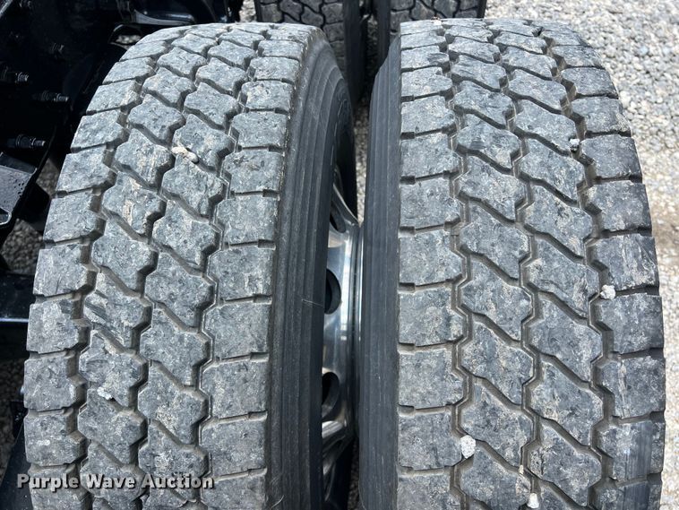 image for item LU9916 2017 Kenworth T680 semi truck