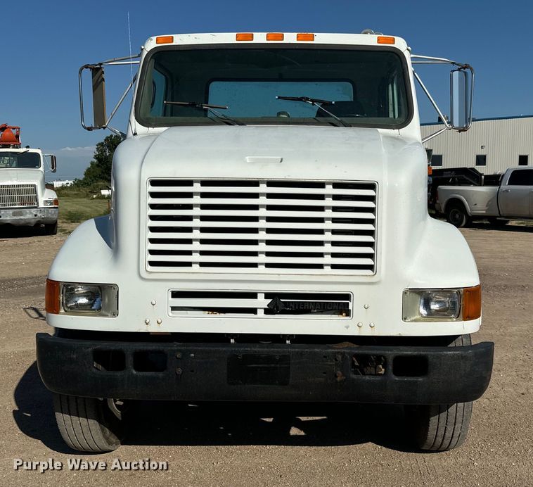 image for item MU9863 1996 International  8100 Truck cab and chassis