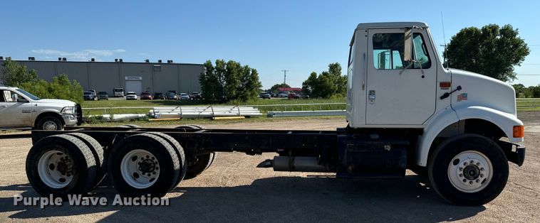 image for item MU9863 1996 International  8100 Truck cab and chassis