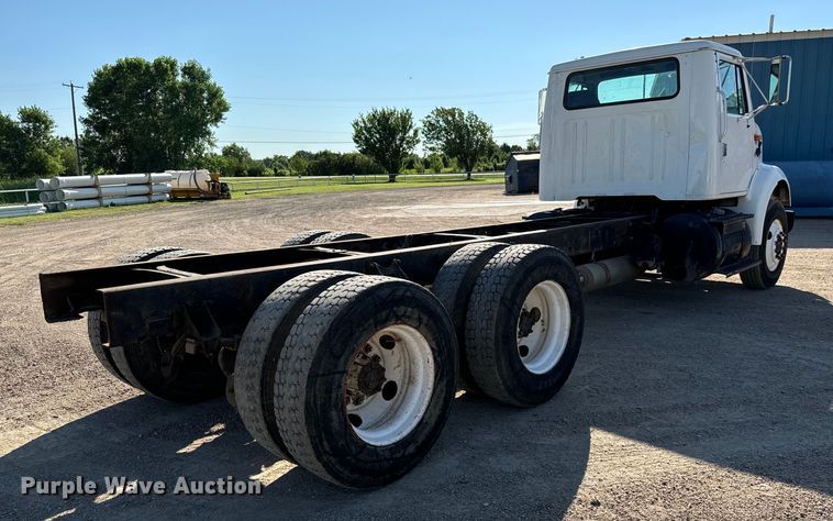 image for item MU9863 1996 International  8100 Truck cab and chassis