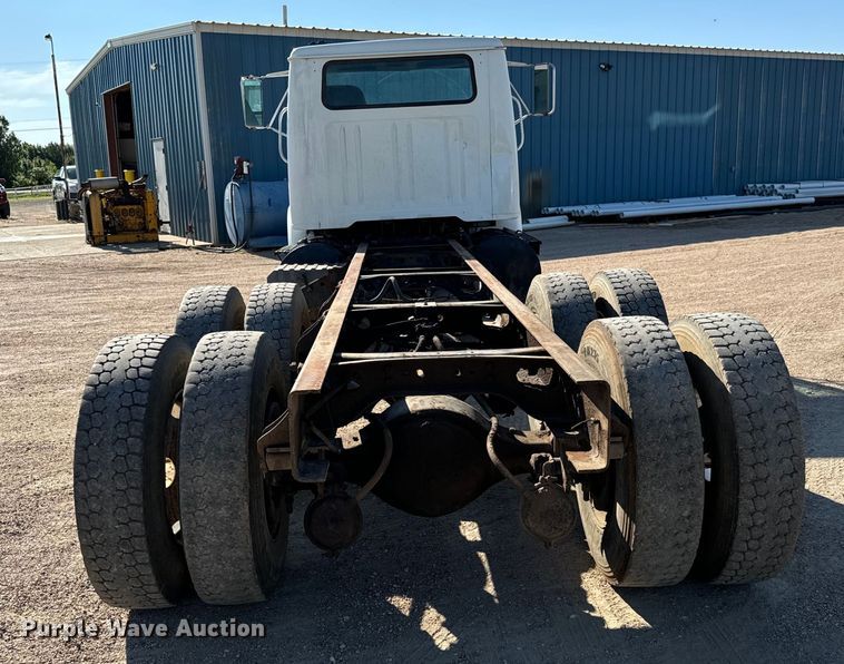 image for item MU9863 1996 International  8100 Truck cab and chassis