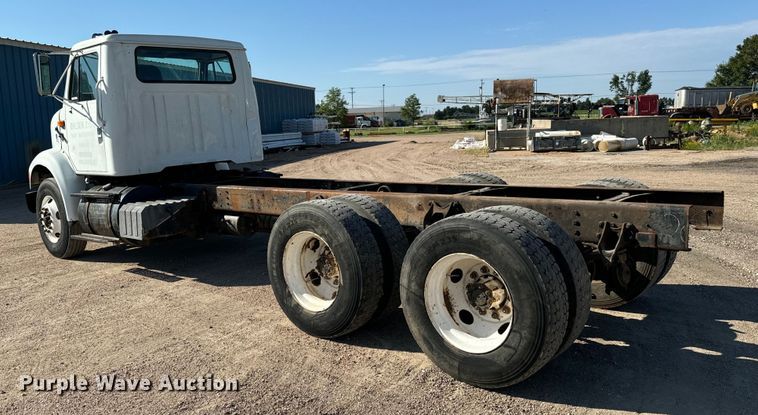 image for item MU9863 1996 International  8100 Truck cab and chassis