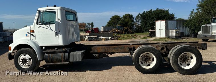 image for item MU9863 1996 International  8100 Truck cab and chassis