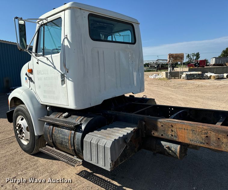 image for item MU9863 1996 International  8100 Truck cab and chassis