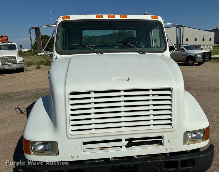 image for item MU9863 1996 International  8100 Truck cab and chassis