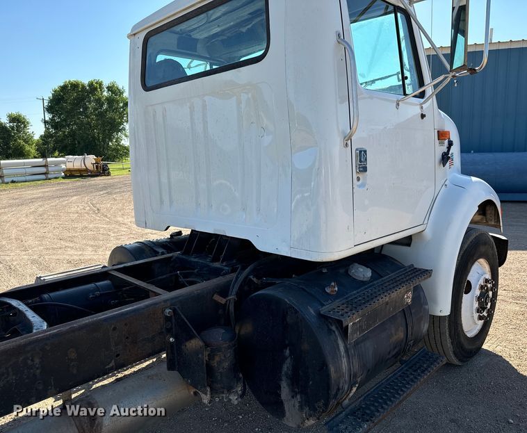 image for item MU9863 1996 International  8100 Truck cab and chassis