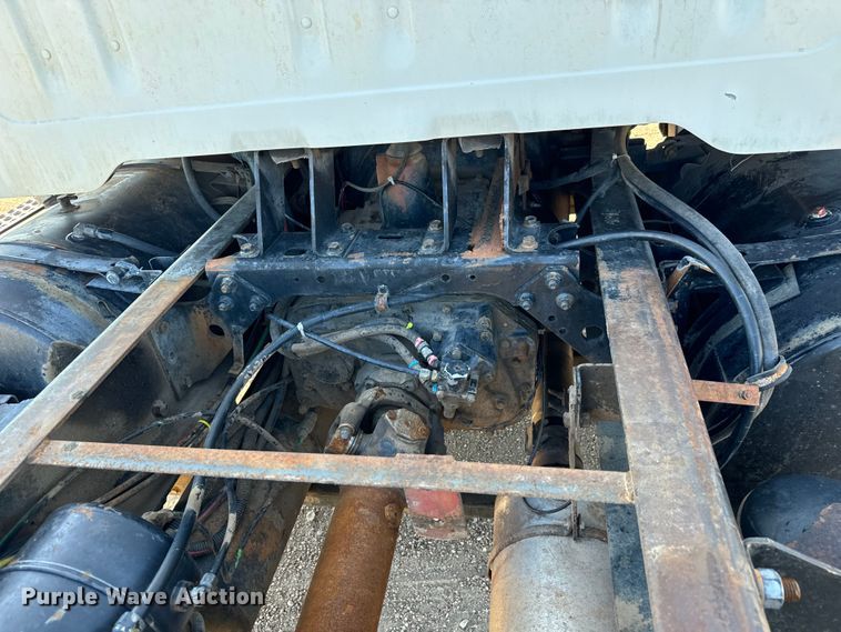 image for item MU9863 1996 International  8100 Truck cab and chassis