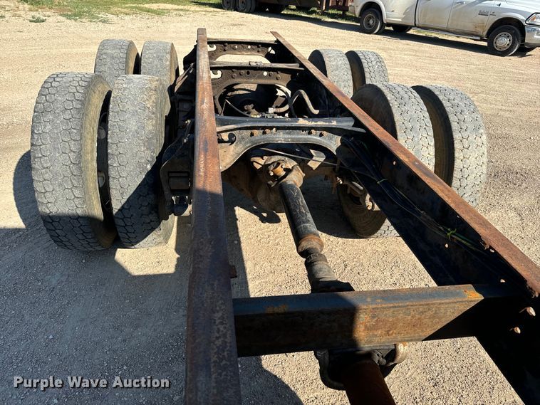 image for item MU9863 1996 International  8100 Truck cab and chassis