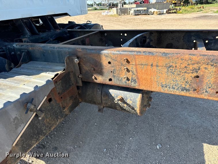 image for item MU9863 1996 International  8100 Truck cab and chassis