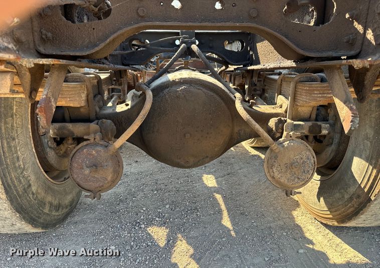 image for item MU9863 1996 International  8100 Truck cab and chassis