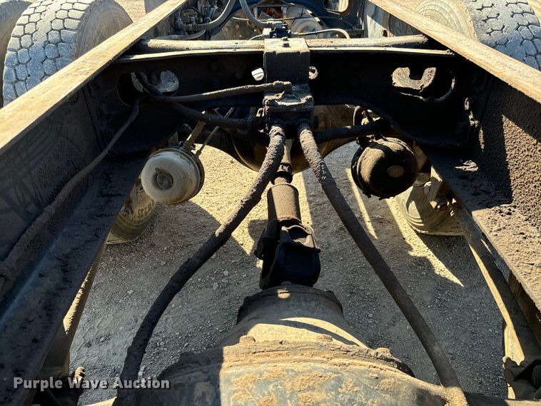 image for item MU9863 1996 International  8100 Truck cab and chassis